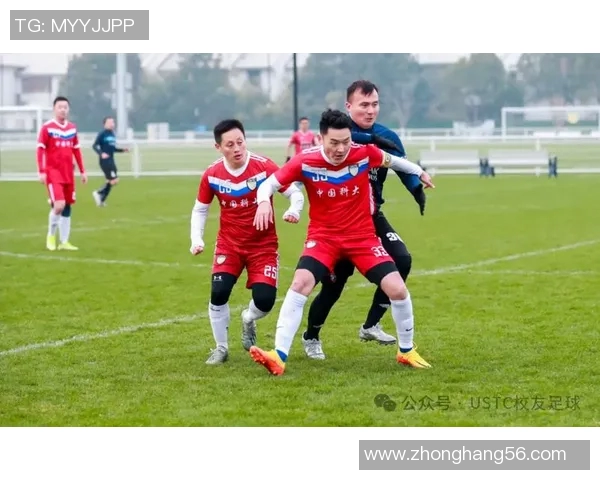 足球场上的友谊与欢笑：互相嬉戏的明星球员们的精彩瞬间